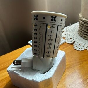 SCENTSY BLACK AND WHITE WARMER NEW NEVER USED